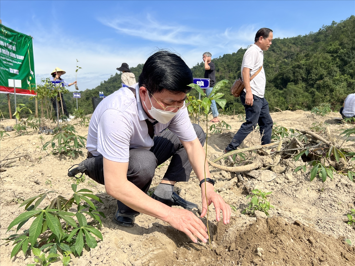 Thiếu tướng Phạm Đức Thọ - nguyên Chính uỷ Binh chủng Hoá học tham gia trồng cây đầu nguồn sông Gianh