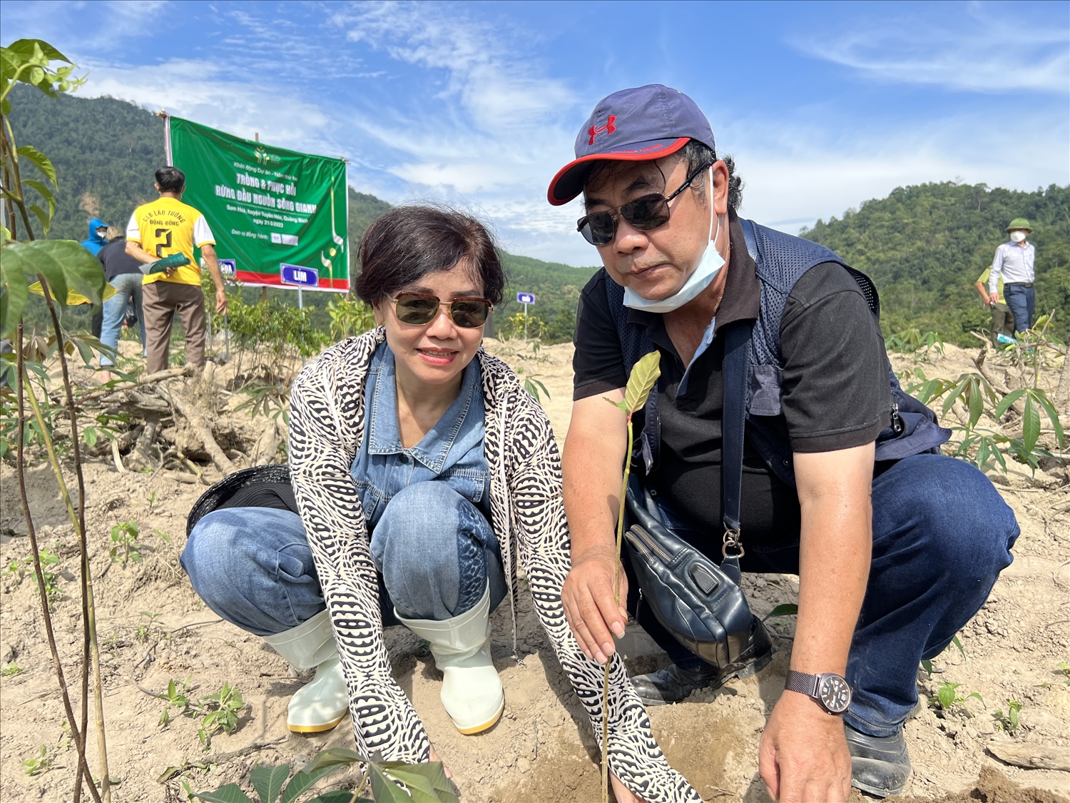 Đạo diễn Trần Nhật Phong cùng tình nguyện viên Võ Thị Thu Hà vừa trồng xong một cây gáo vàng