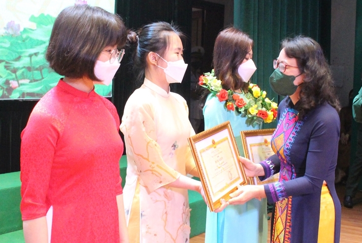 Thứ trưởng, Phó Chủ nhiệm UBDT Hoàng Thị Hạnh trao tặng Bằng khen của Bộ Tư lệnh BĐBP cho các em học sinh, sinh viên có thành tích đặc biệt xuất sắc trong học tập và rèn luyện