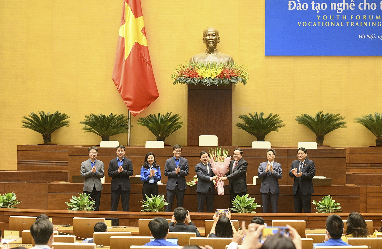  Phó Chủ tịch Thường trực Quốc hội Trần Thanh Mẫn đã tặng hoa và chụp ảnh lưu niệm với đại diện Trung ương Đoàn Thanh niên Cộng sản Hồ Chí Minh
