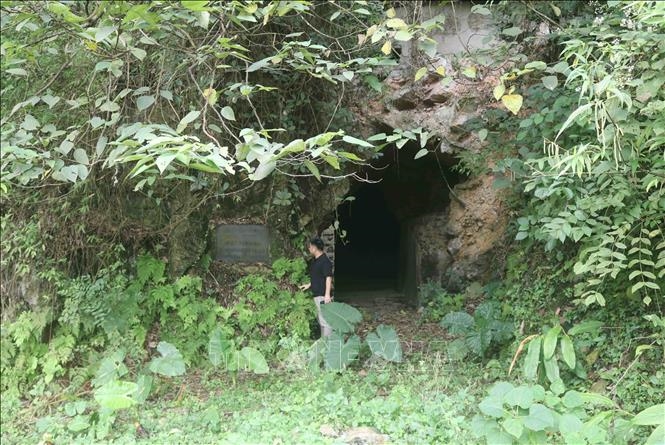 Lối vào hang Ngườm Chiêng, xóm Bó Đa, thị trấn Trùng Khánh (Trùng Khánh).