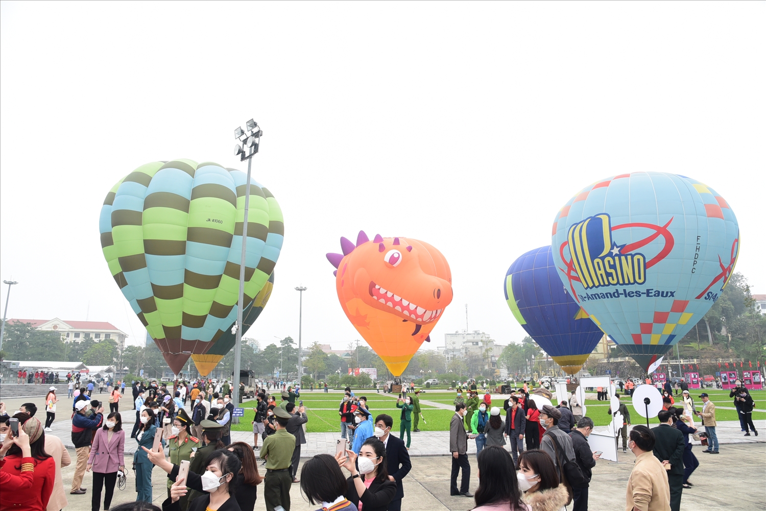 Đông đảo du khách tham gia bay trải nghiệm khinh khí cầu tại Lễ hội khinh khí cầu quốc tế tổ chức tại Tuyên Quang​. Ảnh: Huy Hoàng
