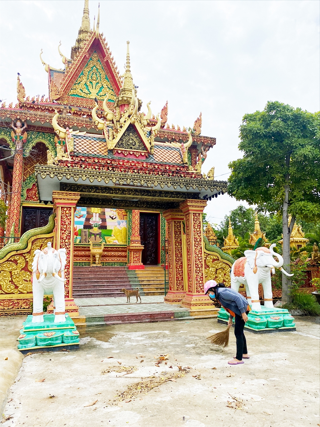 Đồng bào Khmer tranh thủ quét dọn chùa, chuẩn bị đón Tết cổ truyền