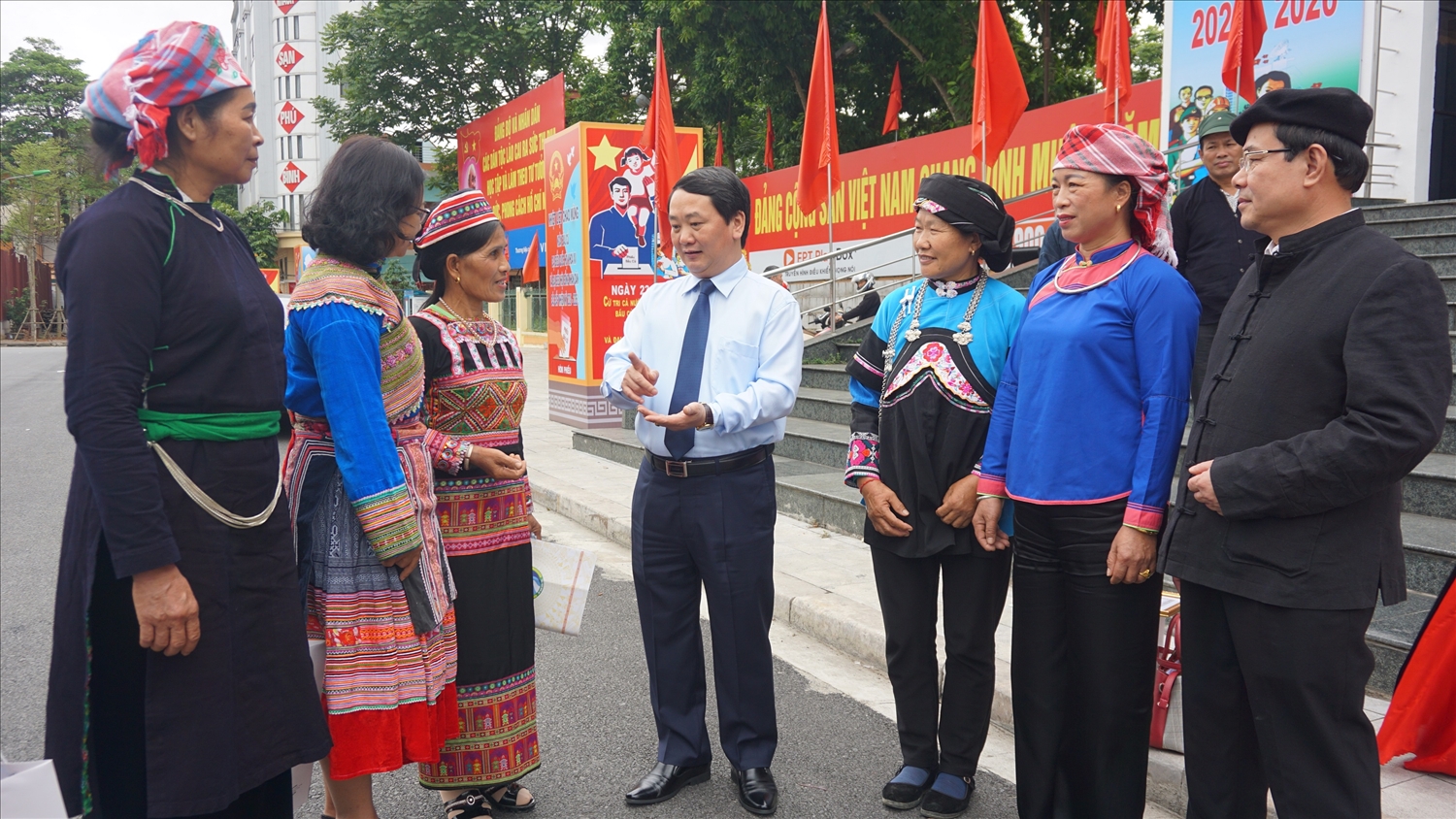 Bộ trưởng, Chủ nhiệm Ủy ban Dân tộc Hầu A Lềnh với Người uy tín tỉnh Lào Cai