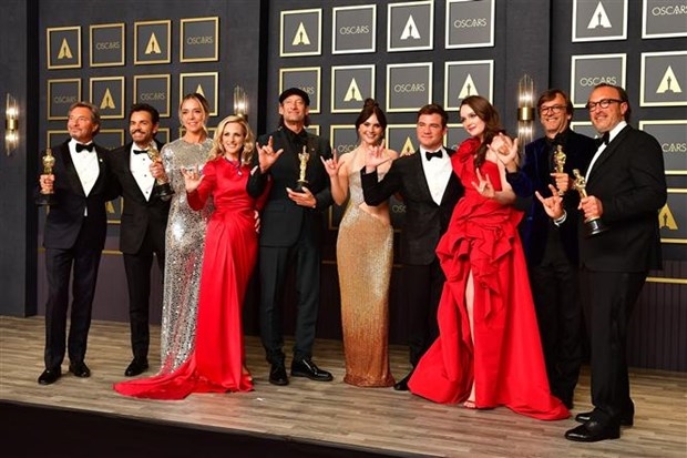 Dàn diễn viên và nhà sản xuất phim "CODA" được trao tượng vàng Oscar 2022 cho các đề cử, trong đó có danh hiệu "Phim hay nhất," tại lễ trao giải ở Hollywood, California (Mỹ) ngày 27.3.2022. (Ảnh: AFP/TTXVN)