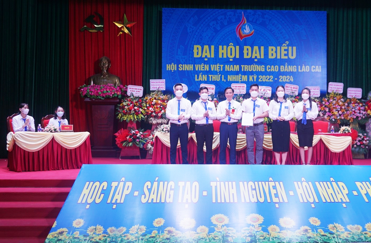 Trao Quyết định của UBND tỉnh về việc thành lập Hội Sinh viên Việt Nam Trường Cao đẳng Lào Cai 