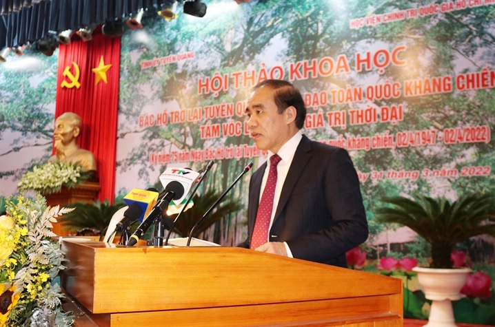 Ủy viên Trung ương Đảng, Bí thư Tỉnh ủy, Trưởng Đoàn đại biểu Quốc hội tỉnh Tuyên Quang Chẩu Văn Lâm phát biểu tại Hội thảo