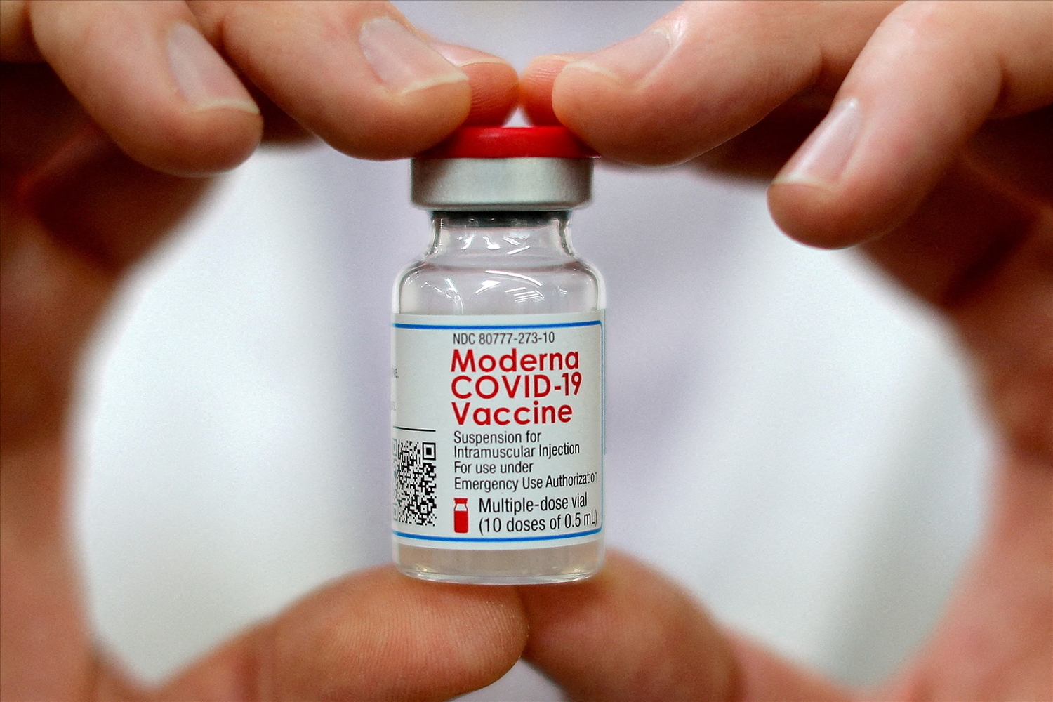 Lọ vaccine ngừa COVID-19 của hãng dược phẩm Moderna. Ảnh: Reuters.