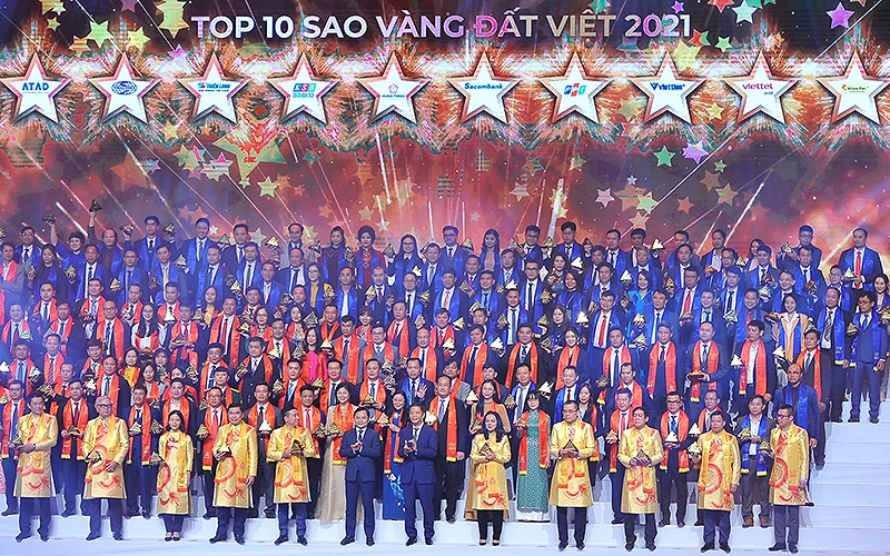 Lãnh đạo Đảng, Nhà nước cùng 200 “Sao Vàng đất Việt” năm 2021 tại buổi lễ.