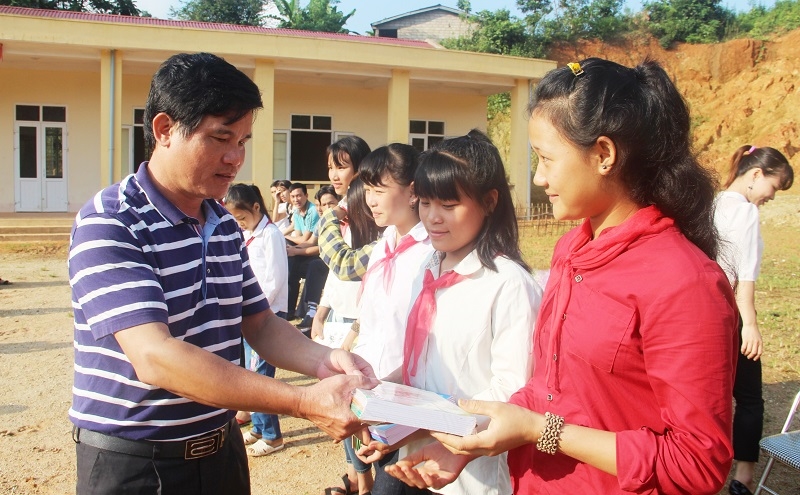 Thầy Trần Văn Liêm mua sách tặng cho học sinh của mình sau đợt lũ năm 2018