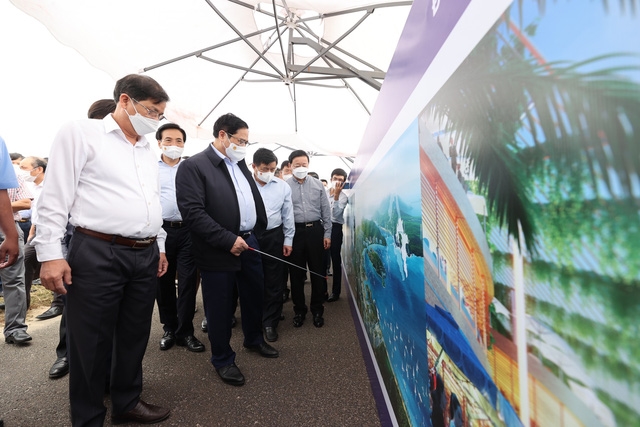 Thủ tướng nghe báo cáo về phương án phát triển đô thị biển, khu du lịch trọng điểm trong khu vực, quy hoạch Khu kinh tế Vân Phong - Ảnh: VGP/Nhật Bắc