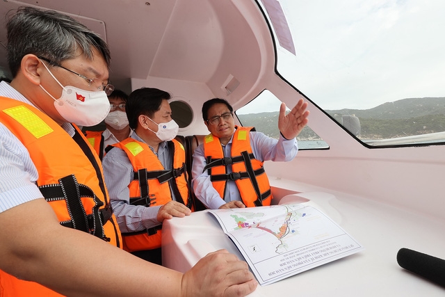 Thủ tướng Phạm Minh Chính khảo sát thực địa trên vịnh Vân Phong - Ảnh: VGP/Nhật Bắc