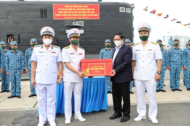 Thủ tướng Phạm Minh Chính tặng quà động viên cán bộ, chiến sĩ Lữ đoàn Tàu ngầm 189. Ảnh: VGP