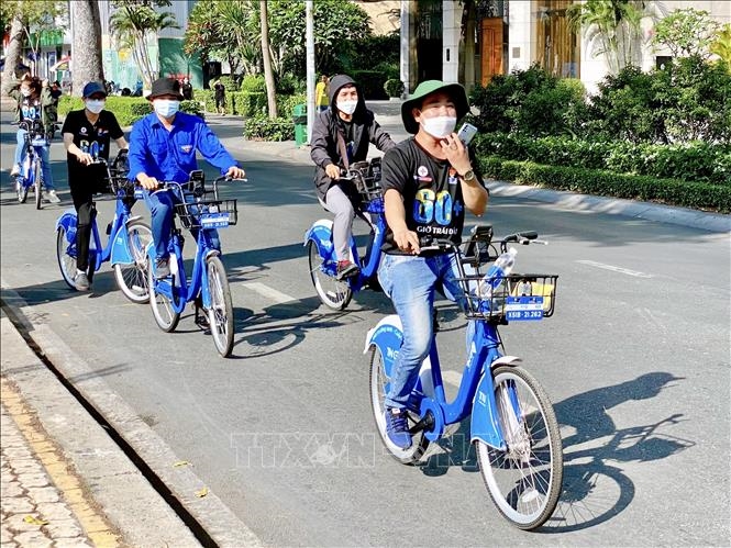 Đại diện Ban tổ chức cùng tham gia đạp xe với các bạn đoàn viên thanh niên. 