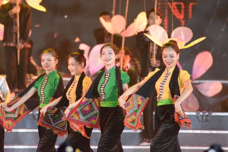 Điệu múa của những cô gái Thái làm mê đắm lòng người