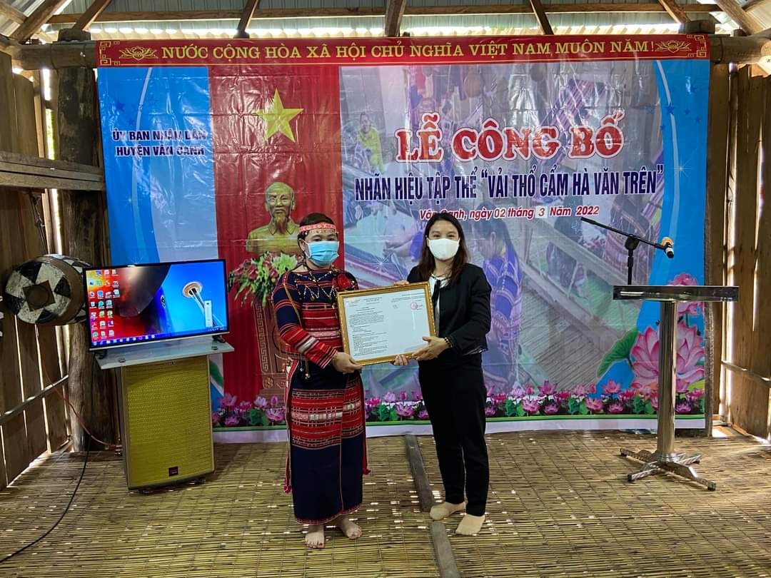 Trao giấy chứng nhận nhãn hiệu tập thể “Vải dệt thổ cảm làng Hà Văn Trên” cho Hội LHPN xã Canh Thuận