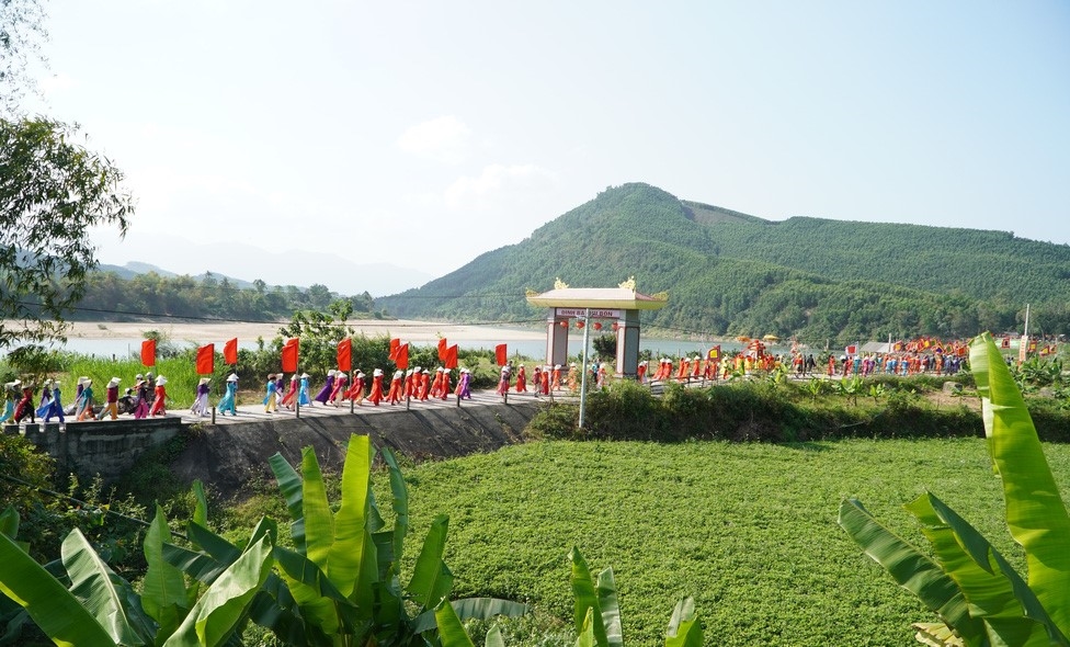 Lễ hội Bà Thu Bồn được tổ chức một cách trang nghiêm bên dòng sông mẹ Thu Bồn và núi non hùng vĩ 