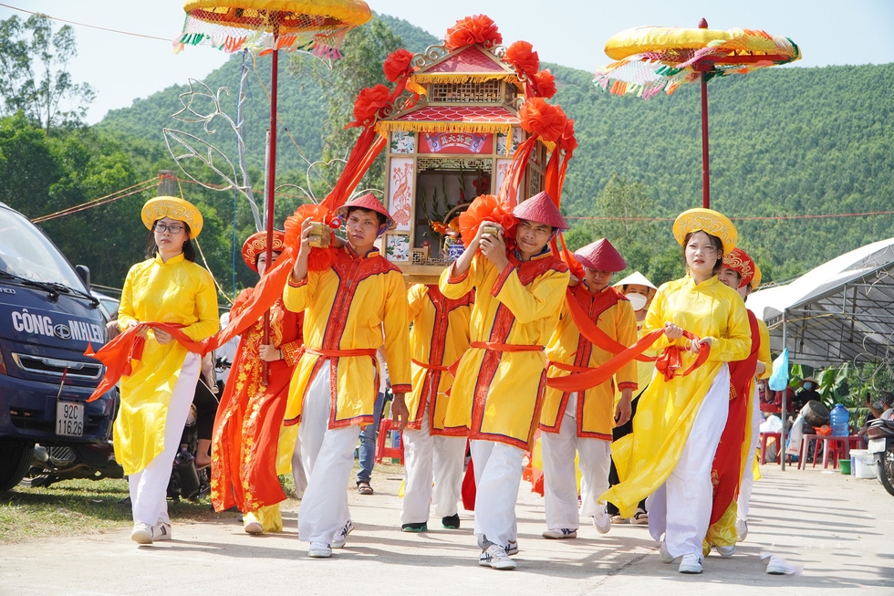 Lễ rước sắc mô phỏng lại cảnh quan quân triều Nguyễn về tuyên chỉ sắc phong 