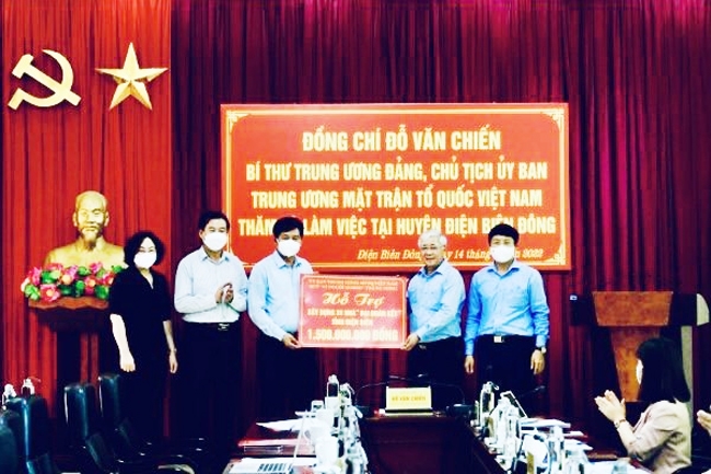 Chủ tịch Ủy ban Trung ương MTTQ Việt Nam Đỗ Văn Chiến trao tặng kinh phí cho tỉnh Điện Biên để làm nhà Đại đoàn kết cho các hộ nghèo huyện Điện Điện Đông