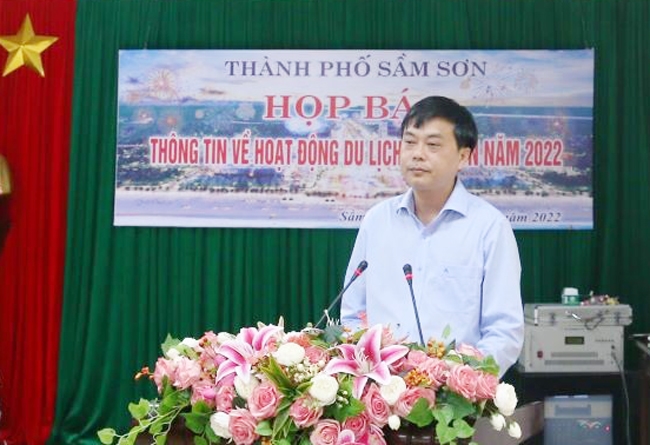 Đại diện lãnh đạo Tp. Sầm Sơn báo cáo kết quả phát triển du lịch năm 2021 và mục tiêu, nhiệm vụ giải pháp năm 2022
