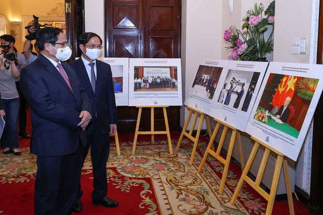 Thủ tướng tham quan khu vực trưng bày một số hình ảnh về công tác ngoại giao vaccine và tiêm chủng vaccine tại Việt Nam - Ảnh: VGP/Nhật Bắc
