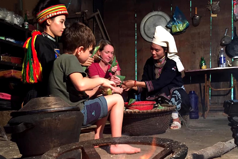 Du khách trải nghiệm cách làm món ăn dân tộc tại một gia đình người dân tộc Dao xã Nam Mẫu, huyện Ba Bể, tỉnh Bắc Kạn