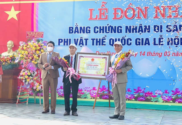 Trao bằng chứng nhận Di sản Văn hóa phi vật thể quốc gia đối với lễ hội Bà Thu Bồn cho địa phương (ảnh: Phi Thành)