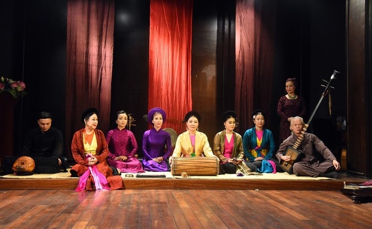 Các nghệ nhân Hà Nội biểu diễn "Chuyện nhạc tiếng tơ" tại phố cổ Hà Nội 