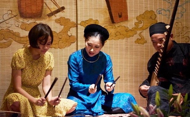 Ca nương Câu lạc bộ Ca trù Phú Thị (huyện Gia Lâm) dạy nghệ thuật ca trù cho du khách tại phố cổ Hà Nội
