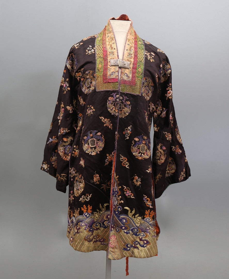 Cổ vật áo dài Nhật Bình - một cổ phục của Cung đình Huế, được đấu giá cùng chiếc mũ quan triều Nguyễn