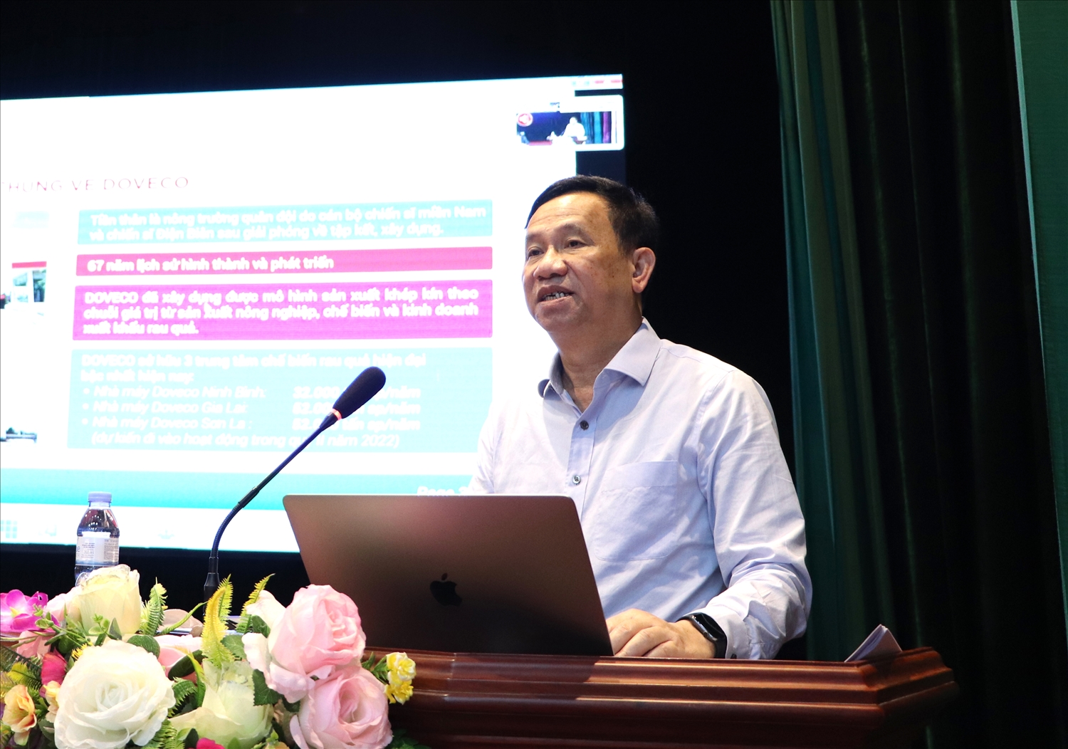Ông Đinh Cao Khuê - Chủ tịch HĐQT, Tổng Giám đốc Công ty CP Thực phẩm xuất khẩu Đồng Giao giới thiệu về Kế hoạch phát triển vùng nguyên liệu và xây dựng nhà máy chế biến tại tỉnh Lai Châu