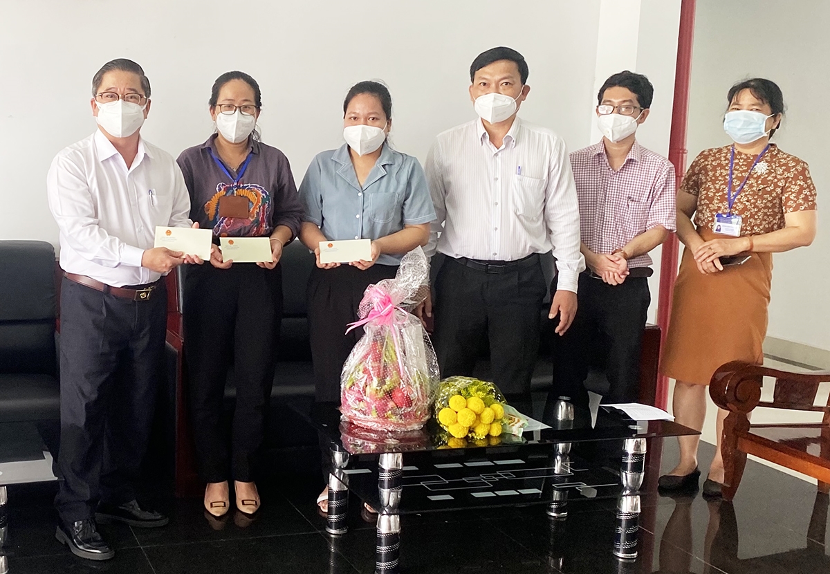 Nhân lễ Sendolta 2021, ông Trần Việt Trường (đầu tiên từ trái qua) đến thăm và tặng quà động viên cán bộ ngành Y là người dân tộc Khmer, tại Bệnh viện Dã chiến số 1. (Ảnh tư liệu) 