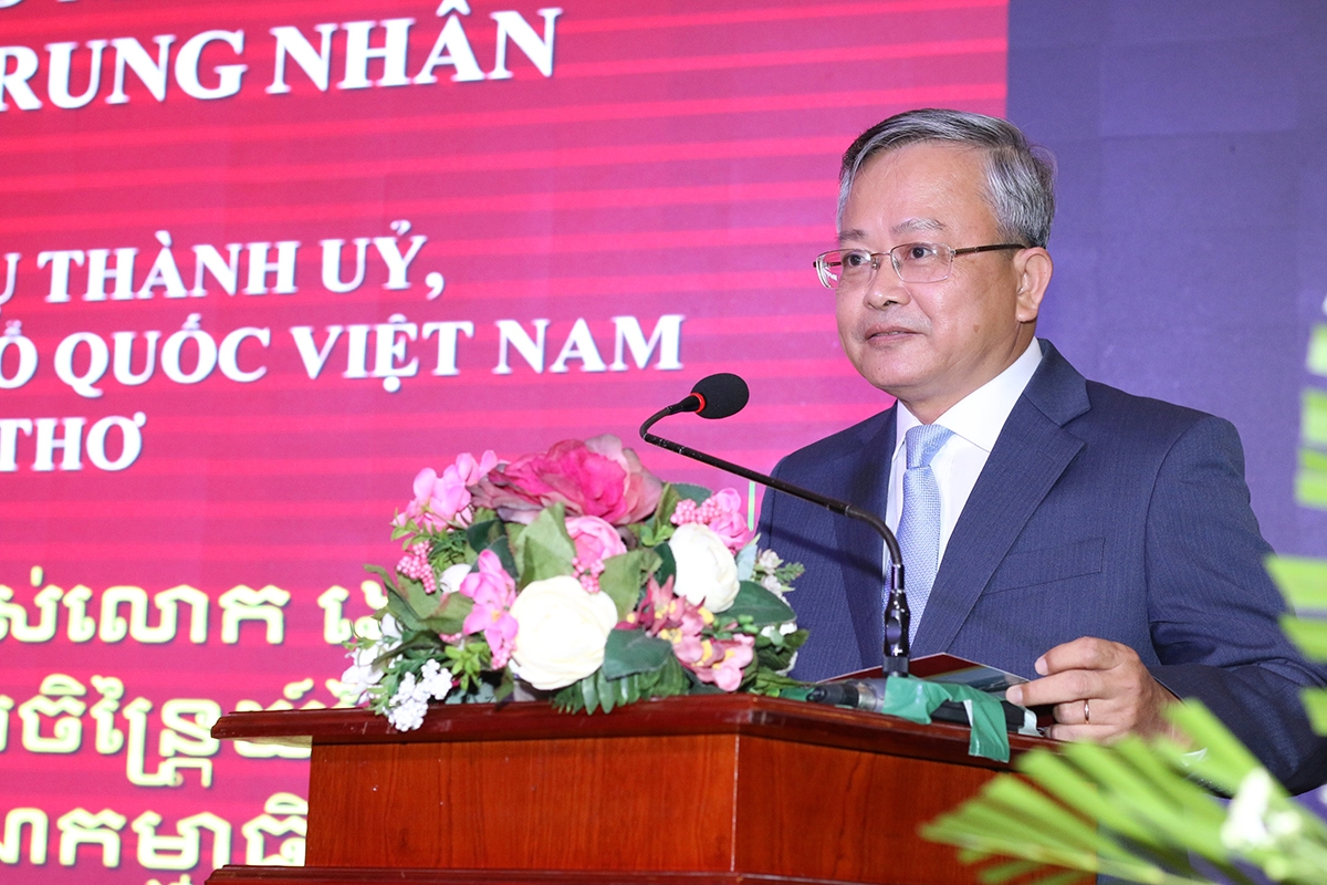 Chủ tịch Ủy ban MTTQ Việt nam TP. Cần Thơ Nguyễn Trung Nhân phát biểu tại buổi họp mặt