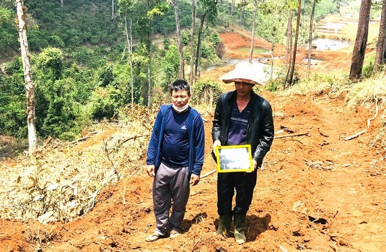 Hai đối tượng Trung và Thanh bị tạm giữ vì liên quan đến hành vi phá rừng
