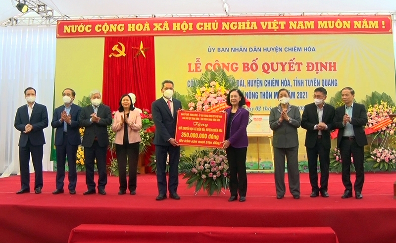 Đồng chí Trương Thị Mai, Ủy viên Bộ Chính trị, Bí thư Trung ương Đảng, Trưởng Ban Tổ chức Trung ương trao tặng 350 triệu đồng cho Quỹ Khuyến học xã Kiên Đài