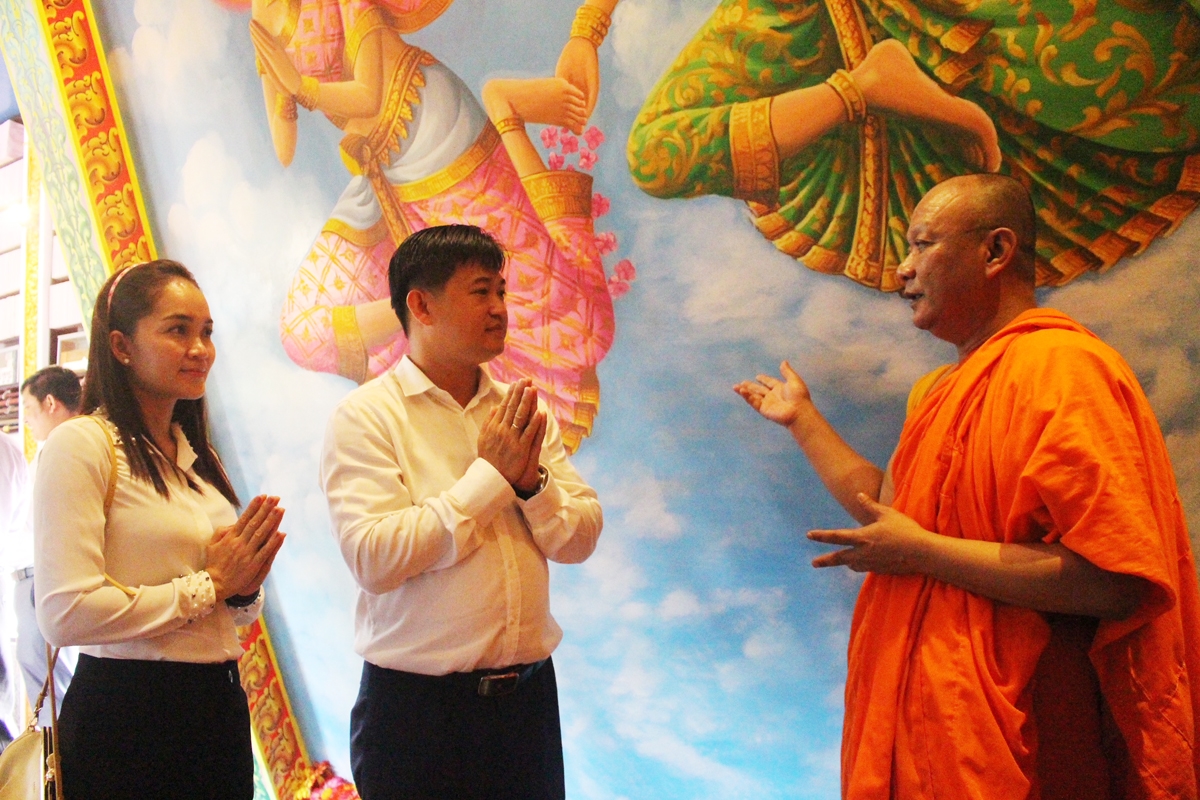 Thượng tọa Lý Hùng dẫn Đoàn Lãnh sự quán Vương quốc Campuchia tham quan kiến trúc chùa Pitu Khôsa Răngsây