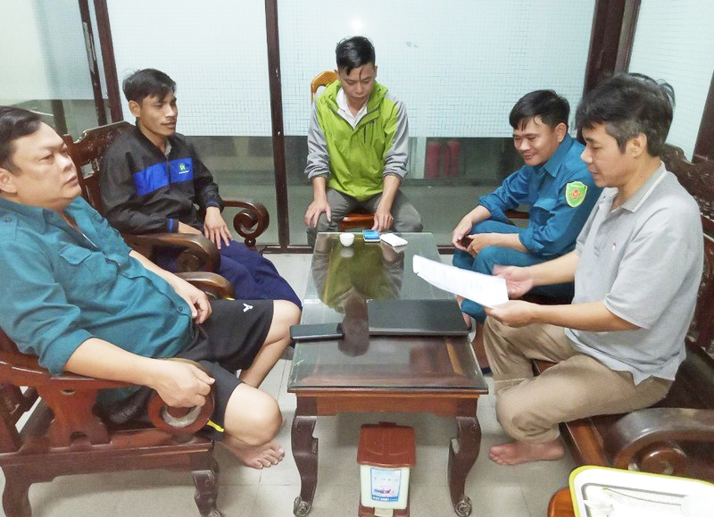 Chính quyền xã Hải Lâm họp khẩn trong đêm 1/4 để bàn về các phương án phòng chống lũ