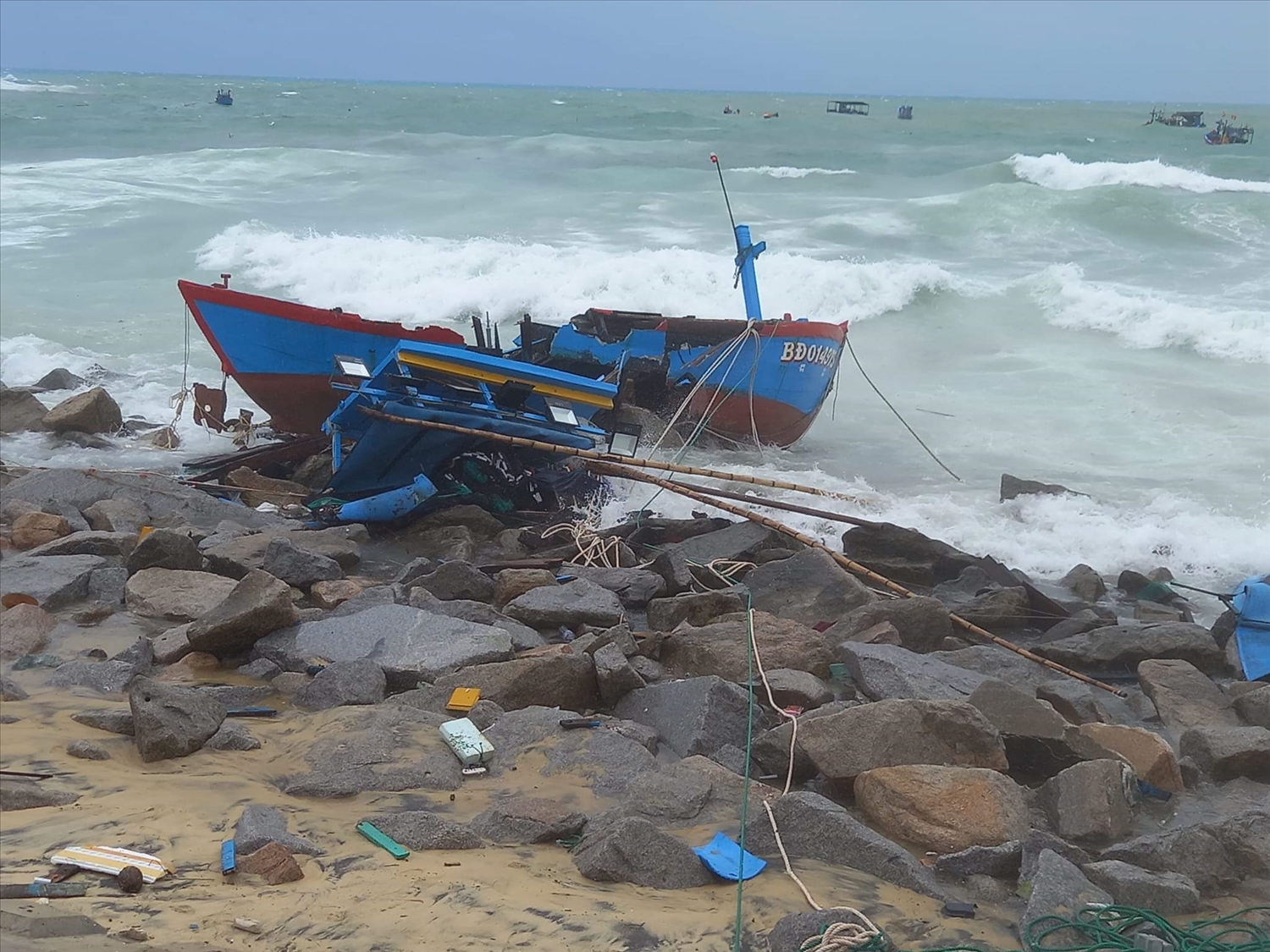 Tàu thuyền của ngư dân xã Nhơn Lý, Bình Định bị sóng đánh tan nát