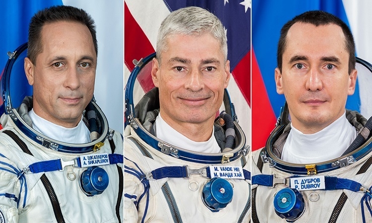 Phi hành đoàn trên tàu Soyuz gồm Anton Shkaplerov, Mark Vande Hei và Pyotr Dubrov (từ trái sang phải). Ảnh: NASA
