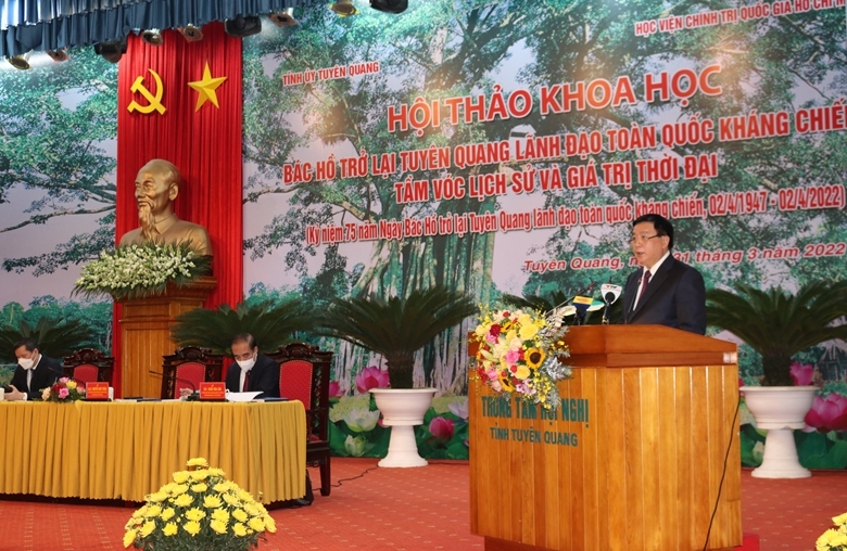  Đồng chí Nguyễn Xuân Thắng, Ủy viên Bộ Chính trị, Giám đốc Học viện Chính trị Quốc gia Hồ Chí Minh, Chủ tịch Hội đồng Lý luận Trung ương, phát biểu đề dẫn tại Hội thảo.
