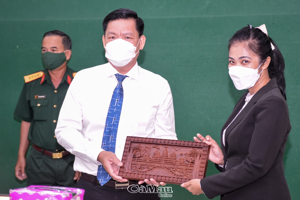 Bà Mithuna Phuthong, Tỉnh trưởng tỉnh Koh Kông, tặng quà lưu niệm cho ông Lê Minh Ý, Uỷ viên Ban Thường vụ, Chủ nhiệm Uỷ ban Kiểm tra Tỉnh uỷ Cà Mau.