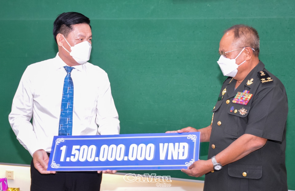 Ông Lê Minh Ý, Uỷ viên Ban Thường vụ, Chủ nhiệm Uỷ ban Kiểm tra Tỉnh uỷ Cà Mau (bên trái) trao hỗ trợ 1,5 tỷ đồng cho Tỉnh đội Koh Kông.