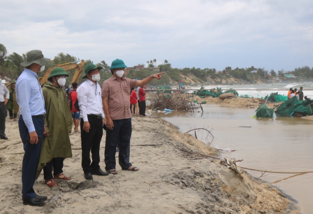 Lãnh đạo tỉnh Phú Yên kiểm tra, chỉ đạo khắc phục hậu quả mưa lũ (Ảnh BCP)
