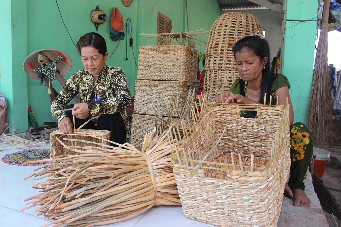 Ngoài làm lúa nhiều chị em đồng bào dân tộc Khmer còn làm thêm nghề đan lục bình để kiếm thêm thu nhập