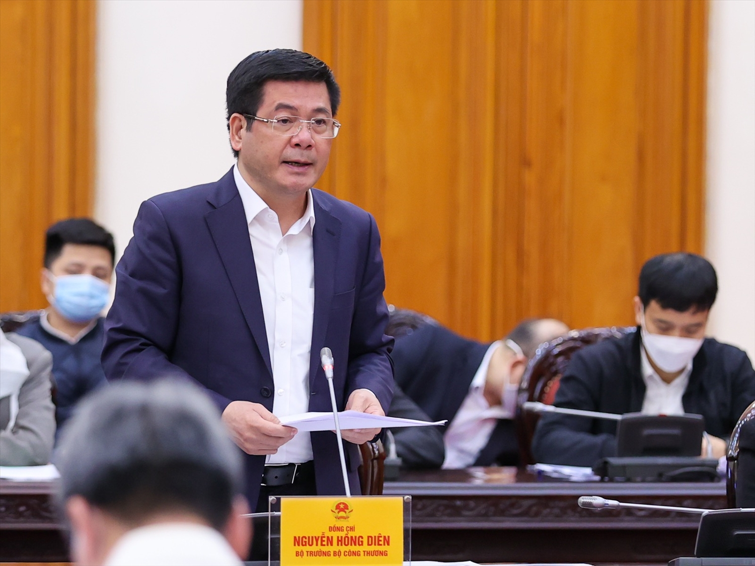 Bộ trưởng Bộ Công Thương Nguyễn Hồng Diên báo cáo tại cuộc họp. Ảnh: VGP/Nhật Bắc