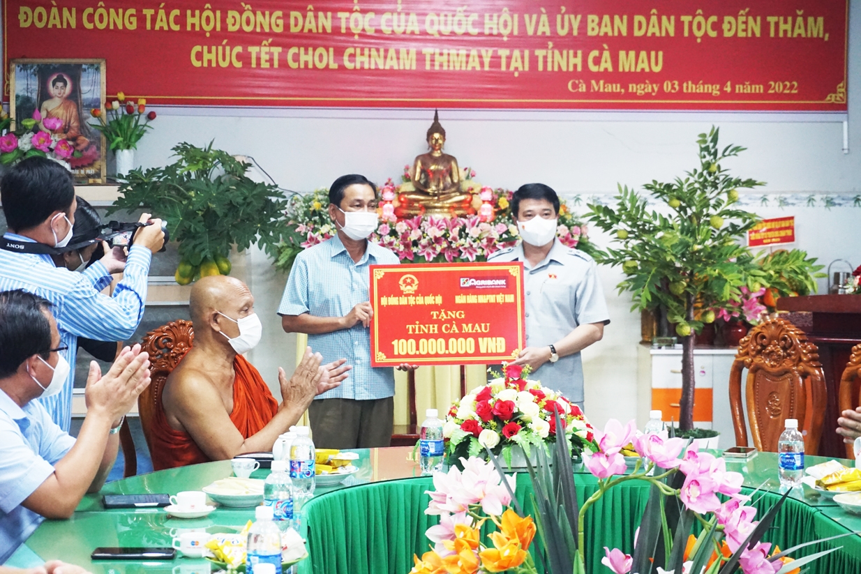 Chủ tịch HĐDT của Quốc hội Y Thanh Hà Niê Kđăm trao bảng tượng trưng số tiền 100 triệu đồng của Ngân hàng Nông nghiệp phát triển nông thôn tặng cho đồng bào Khmer 