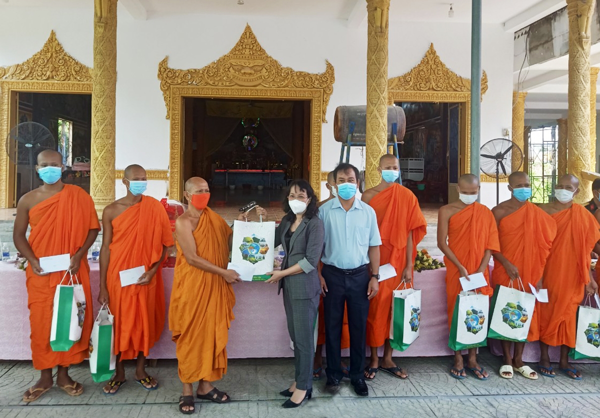 Thứ trưởng, Phó Chủ nhiệm Hoàng Thị Hạnh thăm, tặng quà tại chùa Hòn Sóc