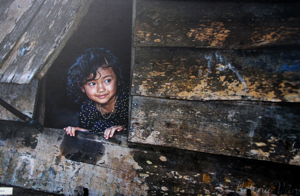 Bức ảnh chụp trẻ em dưới hiên nhà với ánh mắt hồn nhiên, trong sáng