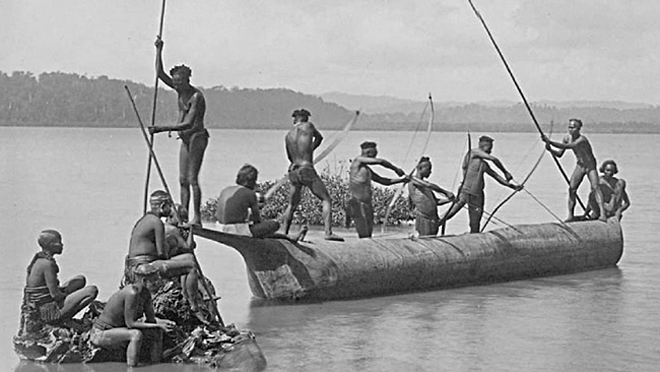 Tộc người Sentinelese bắt cá bằng cung tên (Ảnh chụp năm 1970).