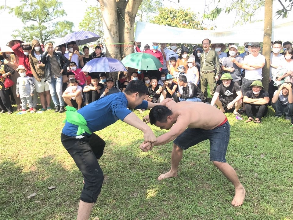 Nhiều thanh niên hào hứng tham gia hội đấu vật.